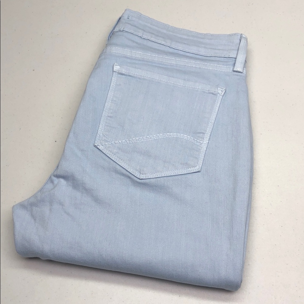 LIKE NEW NYDJ LIGHTWASH ANKLE CROP JEANS 6/28x26 ⭐️